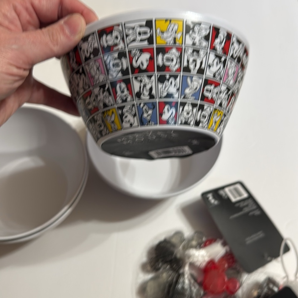 Disney Mickey Mouse Kitchen Set, 4 bowls, 24 Reusable Ice Cubes NEW - Picture 4 of 5